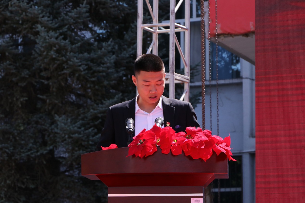 说明: C:\Users\ywl\Desktop\专科毕业生代表.jpg
