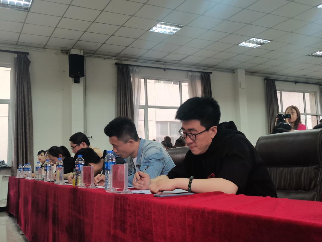 说明: 评委
